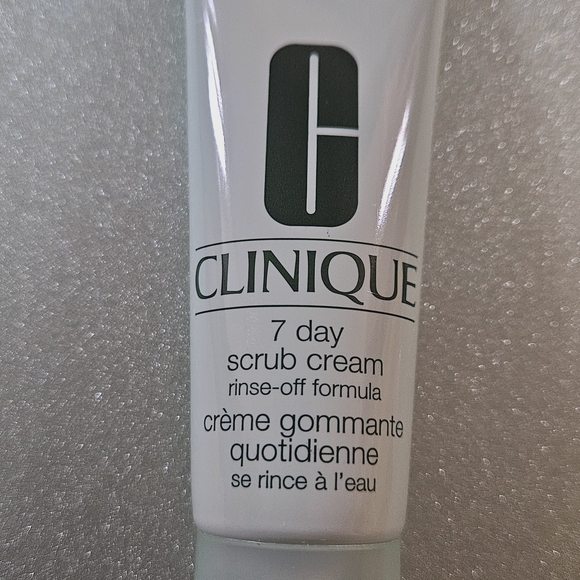 Clinique**NEW** Exfoliating Scrub Cream - Picture 11 of 15